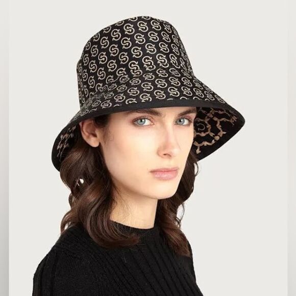 Salvatore Ferragamo Accessories - Salvatore Ferragamo Galore Logo Reversible Nylon Bucket Hat - Black - eu 57